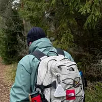 Kundebilde — klipsen på sekkeremmen på tur