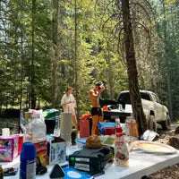 Kundebilde — campingferie i skogen med klipsen på bordet